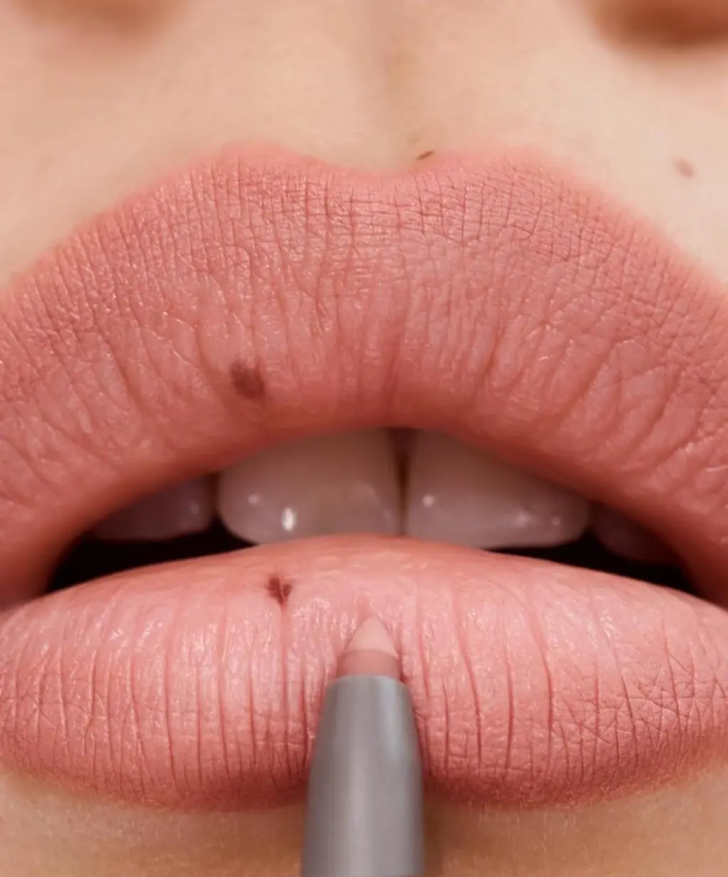 REFY – Konturówka do Ust z Utrwalaczem | Lip Sculpt - Paula Ślęzak