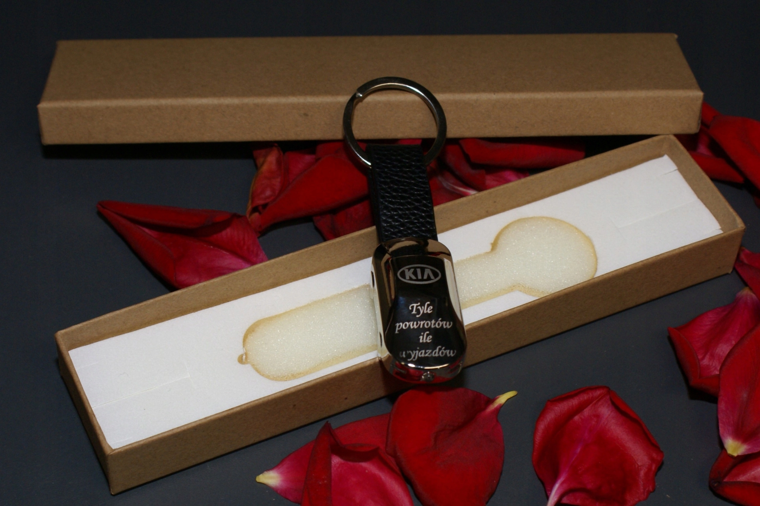 Brelok auto z latarką LED z grawerem na prezent - Dawid Woźniak